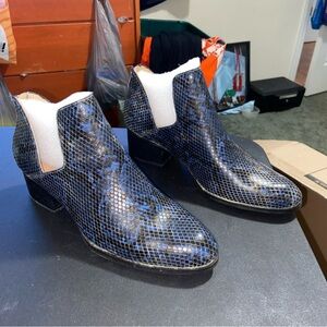 New Directions Black and Blue Snakeskin Heeled Boots
